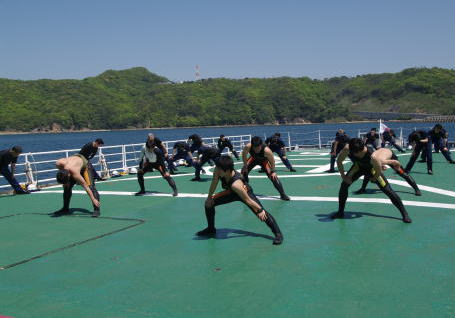 体操する潜水士